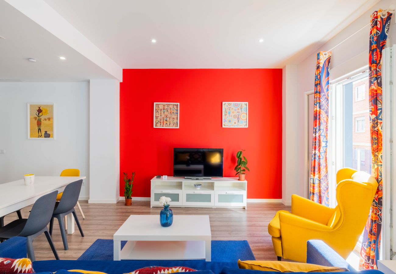 Ferienwohnung in Valencia - Spacious Clean & Colourful Apt Quiet Zone